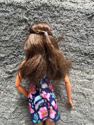 Muñeca Barbie con vestido floral