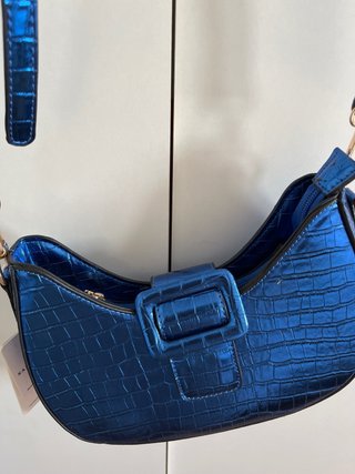 Bolso azul brillante efecto piel