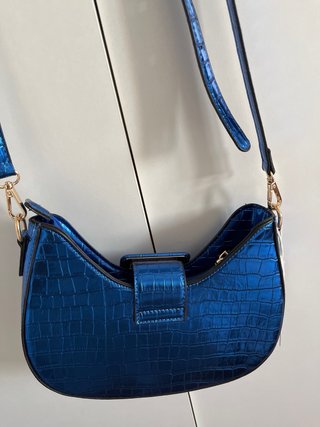 Bolso azul brillante efecto piel