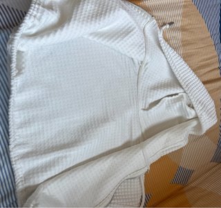 Chaqueta corta con capucha y cremallera