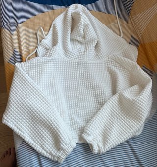 Chaqueta corta con capucha y cremallera
