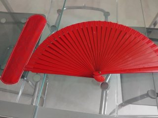 Abanico rojo con funda