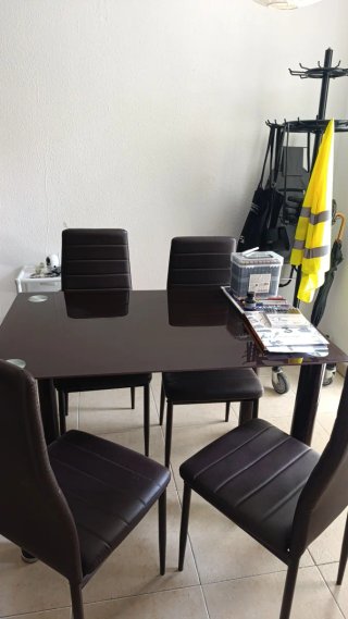 Mesa de cristal con 4 sillas