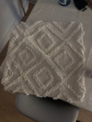 Funda de cojín beige con diseño geométrico EKGULDM
