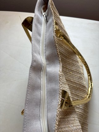 Bolsa de playa beige y dorada