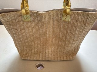 Bolsa de playa beige y dorada