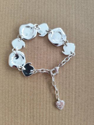 Pulsera plateada con diseño de rosas
