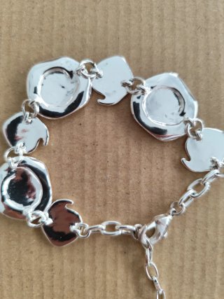 Pulsera plateada con diseño de rosas