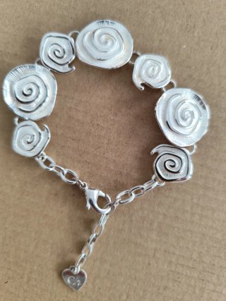 Pulsera plateada con diseño de rosas
