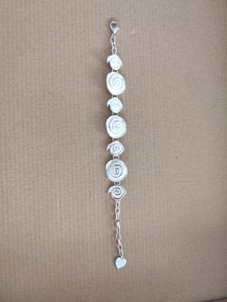 Pulsera plateada con diseño de rosas
