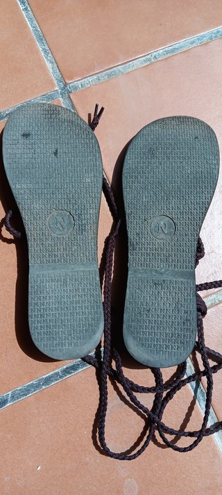 Sandalias marrones con lazos