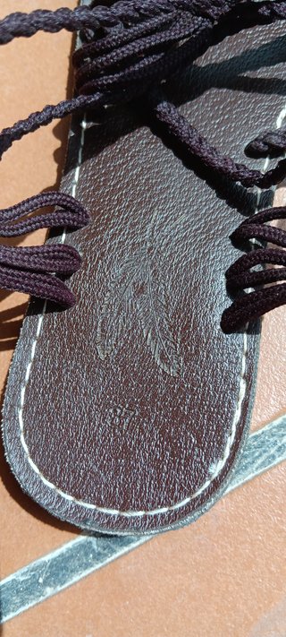 Sandalias marrones con lazos