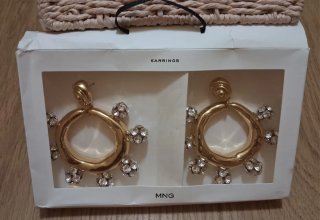 "Pendientes XL dorados con cristales, Mango".