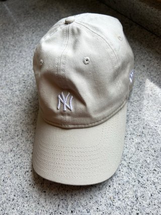 Gorras NY Tweed Azul y Blanco y otra en beige