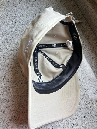 Gorras NY Tweed Azul y Blanco y otra en beige