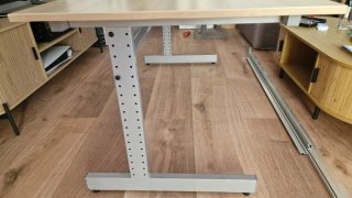 Mesa de escritorio y silla