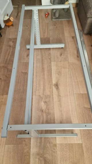 Mesa de escritorio y silla