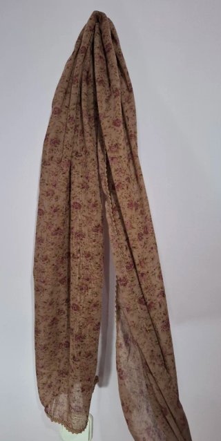 Fular de verano floral con bordes bordados