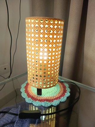 Lámpara de mesa ratán y tela