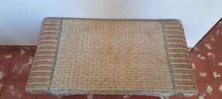 Mesa auxiliar de mimbre y madera