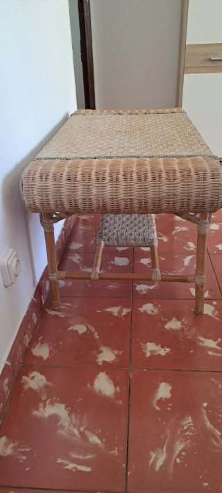 Mesa auxiliar de mimbre y madera