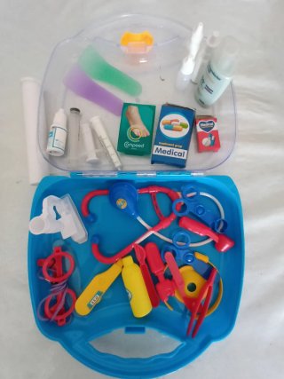 Maletín médico infantil azul y multicolor