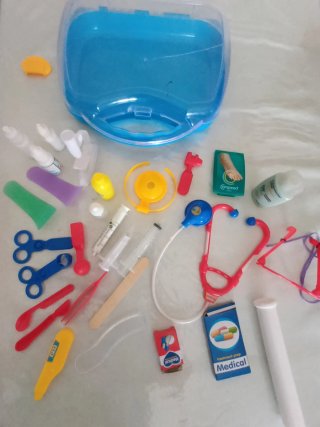 Maletín médico infantil azul y multicolor