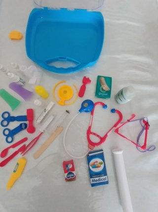 Maletín médico infantil azul y multicolor