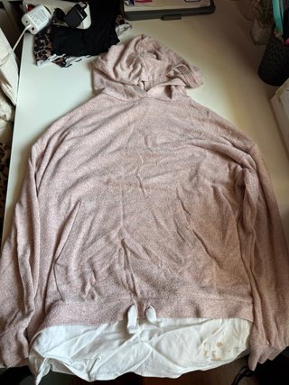 Sudadera rosa con camisa blanca
