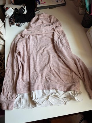 Sudadera rosa con camisa blanca