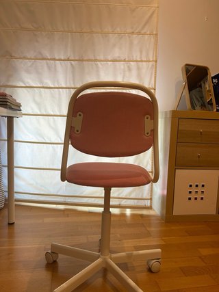Silla de escritorio ikea rosa y blanca