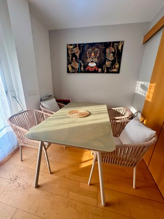 Mesa comedor cristal y 4 sillas mimbre