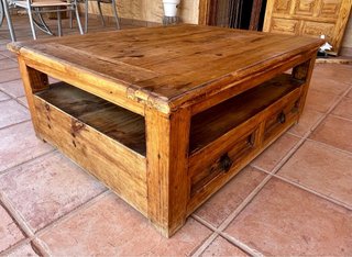 Mesa auxiliar rústica de madera