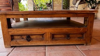 Mesa auxiliar rústica de madera