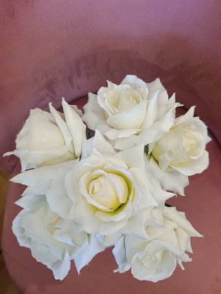 Jarrón con flores blancas