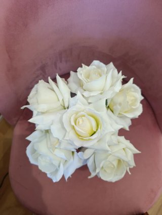 Jarrón con flores blancas