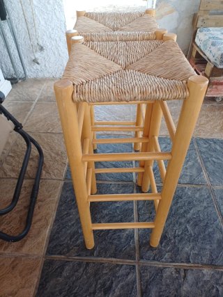 Taburetes de madera y mimbre