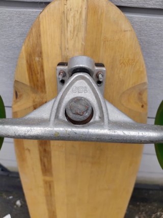 Longboard de madera con ruedas verdes