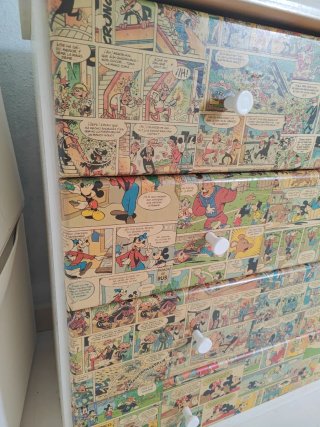 Cómoda restaurada con comics antiguos