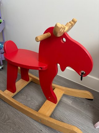 Caballito balancín rojo de madera
