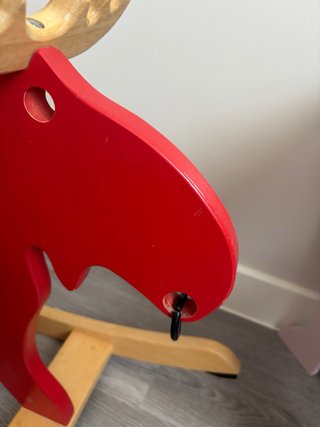 Caballito balancín rojo de madera