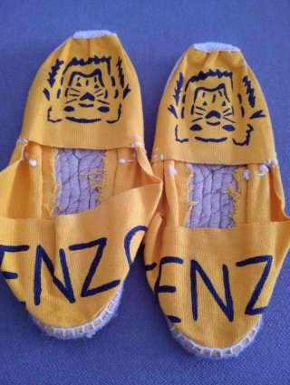 Zapatillas amarillas con estampado de tigre