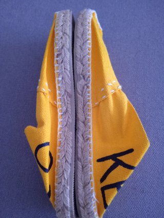 Zapatillas amarillas con estampado de tigre