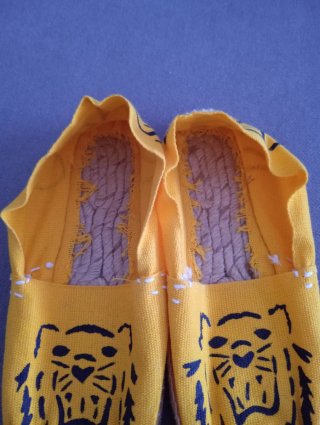 Zapatillas amarillas con estampado de tigre