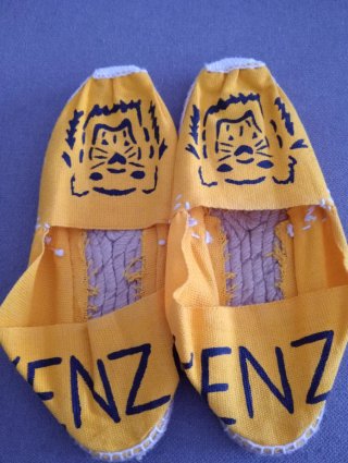Zapatillas amarillas con estampado de tigre