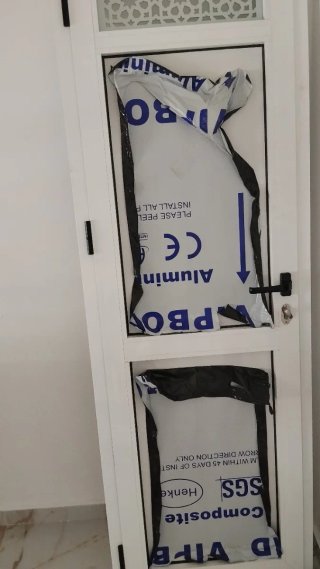 Puerta aluminio baño con reja decorativa