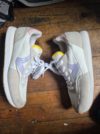 Zapatillas Victoria Beige y Blancas Mujer