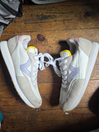 Zapatillas Victoria Beige y Blancas Mujer