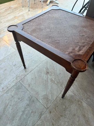 Mesa de juegos de mesa antigua de madera