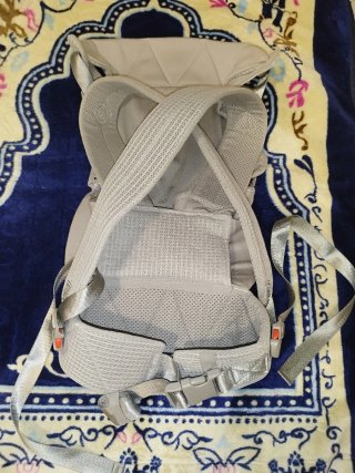 Portabebés ergonómico gris